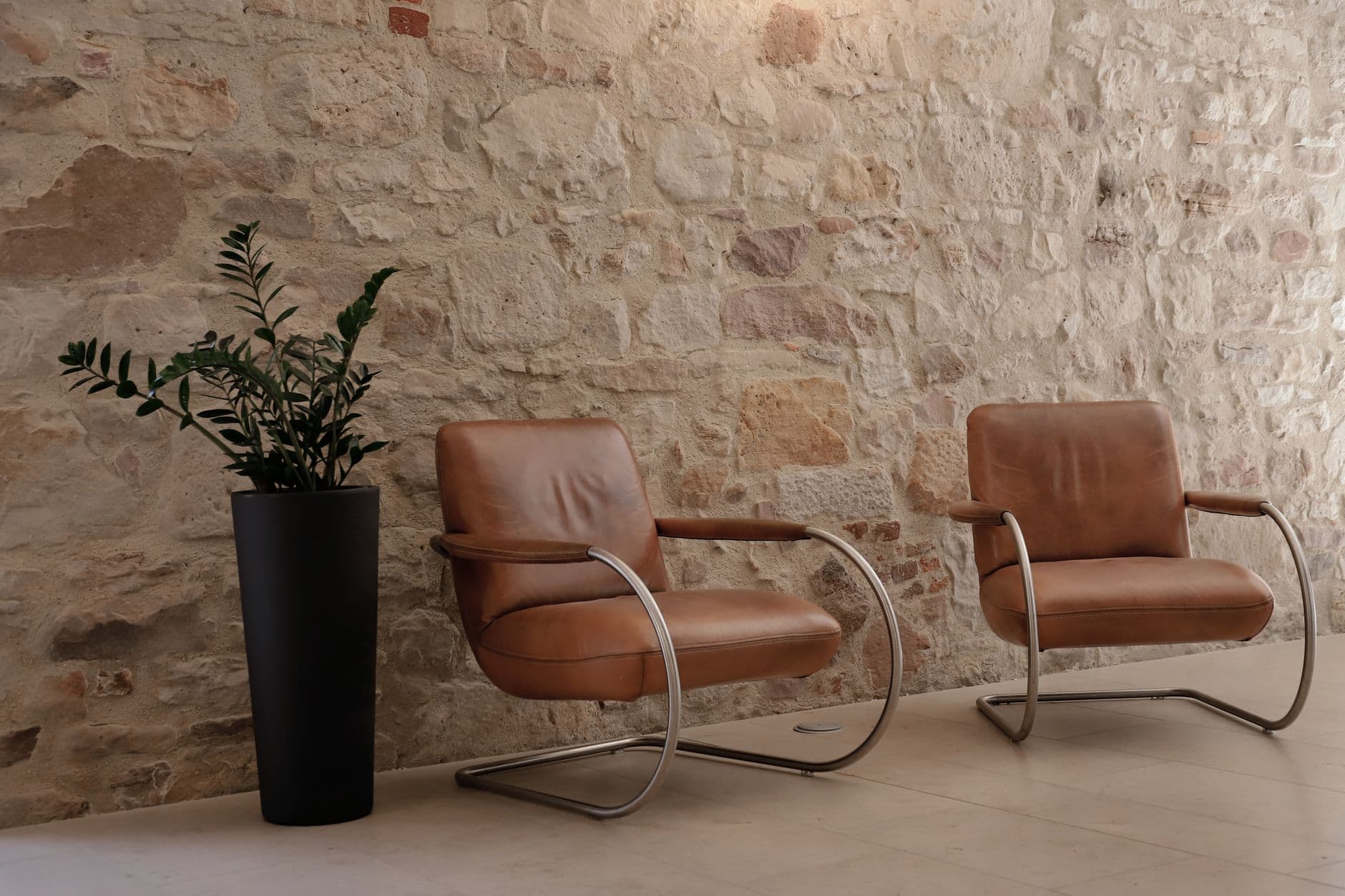 A calm treatment room with a curved plaster wall